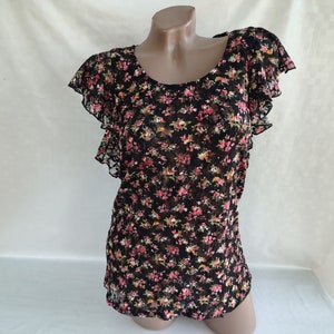 90s Vintage Women Black Floral Blouse/Top Short Ruffle Sleeve. Size L-XL.