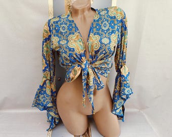 Bolero corto azul de mujer estilo años 90 con estampado paisley, mangas acampanadas y lazo. Tallas S-M.