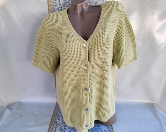 90s Vintage Women's Knit Light Green V-Neck Buttoned Short Sleeve Cardigan. Size L-XL.