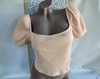 90er Pfirsichfarbenes, geripptes Crop Top mit kurzen Puffärmeln. Grösse M.