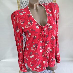 90s Vintage Women&#39;s Red Floral V-Neck Blouse/Shirt Long Sleeve. Size S.