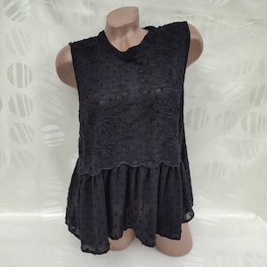 90s Vintage Womens Black Sleeveless Ruffle Lace Top/Blouse. Size M.