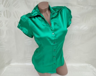 Chemisier/chemise en satin vert émeraude vintage des années 90 pour femmes à manches courtes. Taille XS-S.