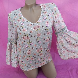 90s Vintage floral womens blouse top with puff sleeves. Boho gray top. Size XS-S.