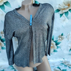 90er Jahre Vintage Damen Silber glänzender gerippter Kurz Bolero mit halben Ärmeln. Größe S-M.