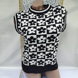 90s Vintage Women&#39;s Black White Geometric Floral Sweater Vest. Size S-M.
