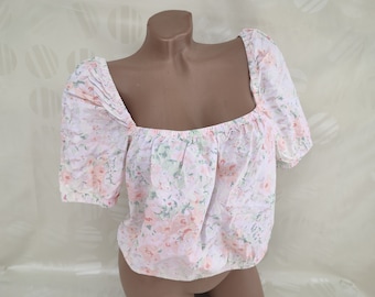 90s Vintage Women's Pastel Floral Top/Crop Top Puffy Short Sleeve. Size M.