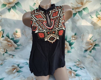 Top nero da donna in viscosa vintage anni '90 con stampa geometrica boho, senza maniche. Taglia S.