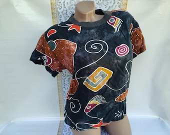 Top vintage anni '90 in viscosa nera con stampa tie-dye astratta, maniche corte, stile hippie. Taglia S-M.