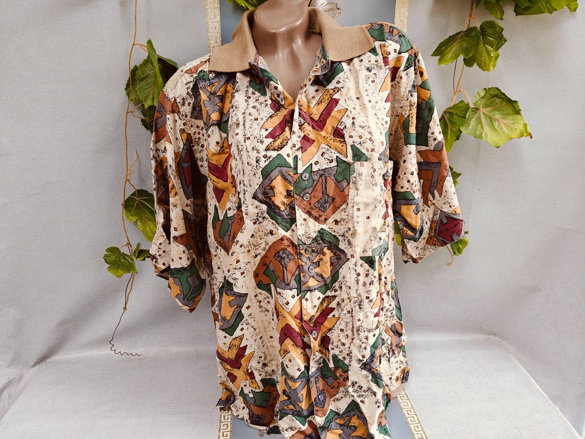 90s Women's Silk Blouse Abstract Geometric Print Short Sleeve Polo Collar Shirt. Sizes XL-2XL., foto 2 di 5