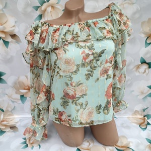 Chemisier menthe vintage des années 90 pour femme à volants. Blouse pastel à imprimé floral. Chemisier épaules dénudées. Volants sur les manches, le col. Taille XS-S.