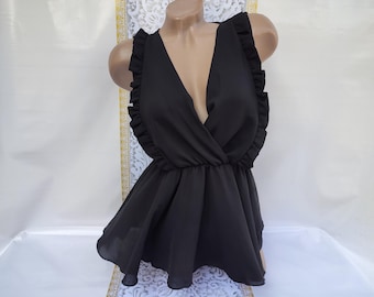 90s Vintage Women's Black Ruffle V-Neck Sleeveless Top. Size S.