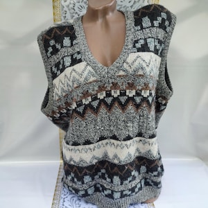 90s Vintage Italy Lana Wool Gray V-Neck Vest Sweater Geometric Print. Size XL-2XL.