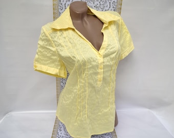 Blusa/camisa amarilla de manga corta con cuello en V para mujer, estilo vintage de los años 90. Talla M.