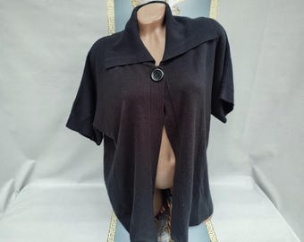 Jaren 90 zwart damesvest met klassieke kraag, korte mouw. Maten L-XL.