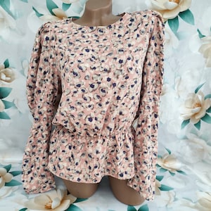 Vintage damesblouse uit de jaren 90 met abstracte print met ruches en lange mouwen. Maat S-M.