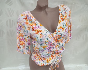 90s Vintage Women White Floral V-Neck Top/Crop Top Tie Short Sleeve. Size S-M.