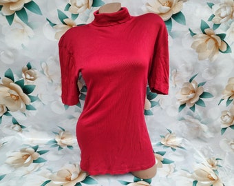 Maglia vintage da donna in viscosa rossa a coste, con collo alto e maniche corte, anni '90. Taglie dalla M alla L.