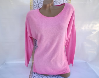 Bluza damska oversize z długim rękawem, wykonana z bawełny i wiskozy w stylu lat 90. w kolorze różowym. Rozmiar S-M.