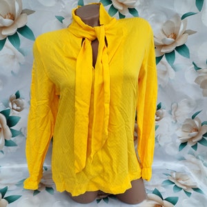 Blusa formal amarilla vintage de los años 90 para mujer, con lazo y manga larga. Talla M.
