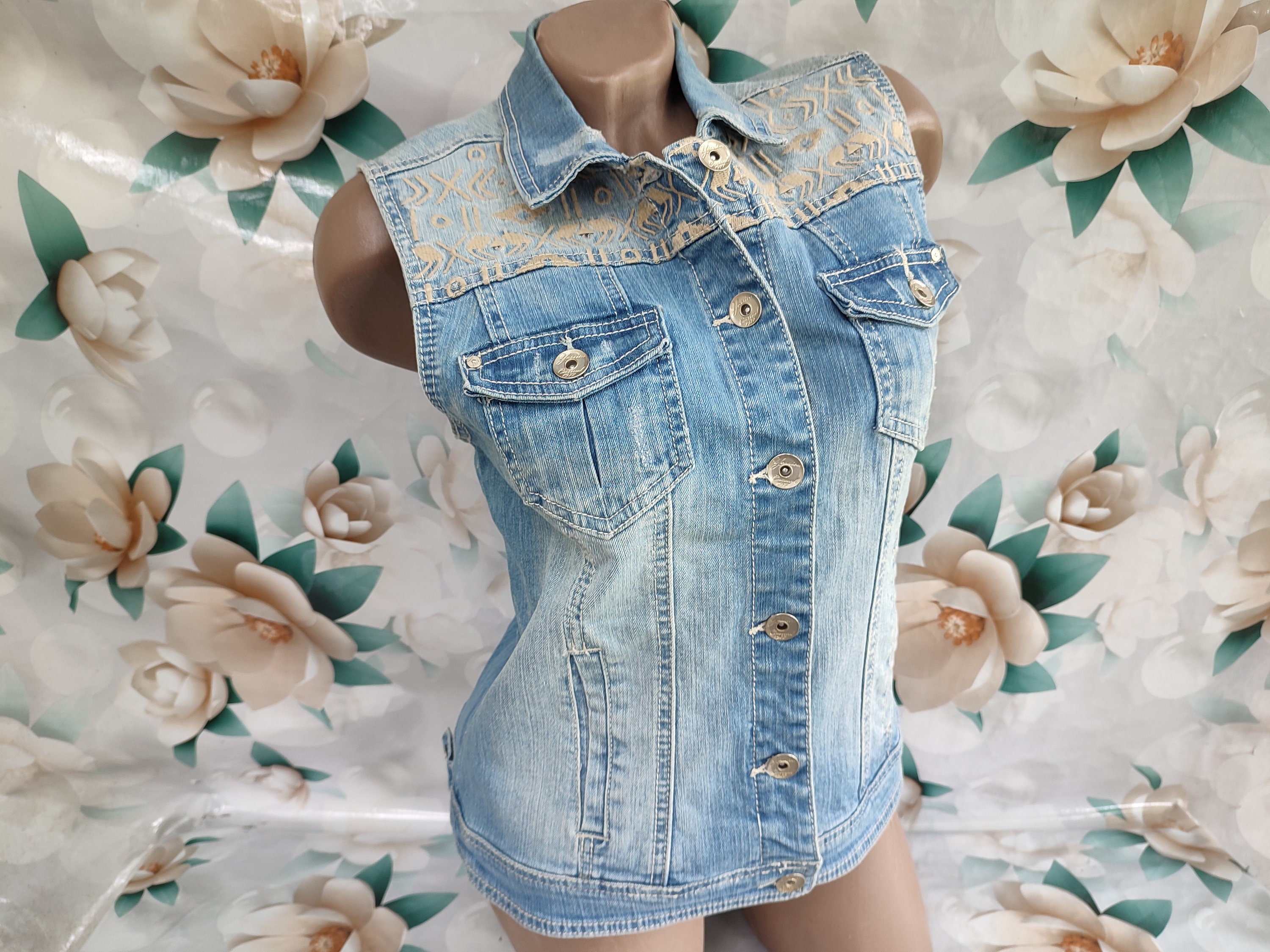 90年代ヴィンテージのレディース ライトブルー デニムベスト。刺繍入り 