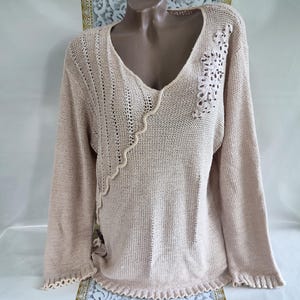 90s Vintage Women&#39;s Beige Ruffle Long Sleeve Sweater/Pullover. Size L.