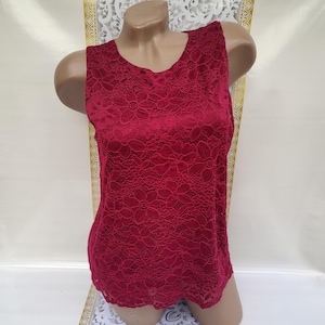 90s Vintage Women&#39;s Fuchsia Lace Sleeveless Top. Size S-M.