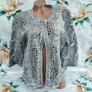 Bolero/cárdigan gris vintage italiano de los años 90 para mujer, con ojales y bolsillos en las mangas. Tallas L-XL.