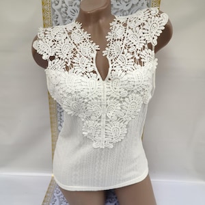 90s Vintage Women&#39;s White Lace V-Neck Sleeveless Top. Size S-M.