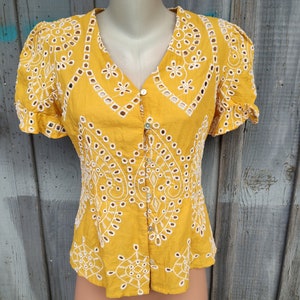 90s Vintage Indian yellow openwork blouse with short sleeves. Size M-L.