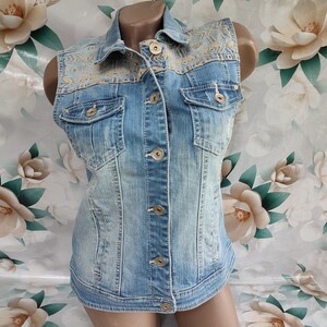 90s Vintage Women&#39;s Light Blue Denim Vest Embroidered Button Down With Pockets. Size S-M.