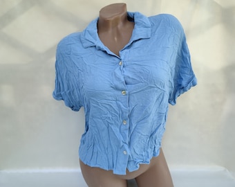 Vintage des années 90 viscose femmes bleu crop shirt/chemisier surdimensionné à manches courtes. Taille M-L.