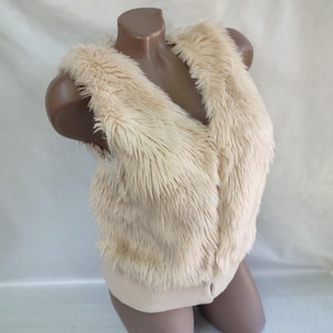 90s Vintage Women&#39;s Cream Cropped Fur Vest V-Neck. Size XS-S.