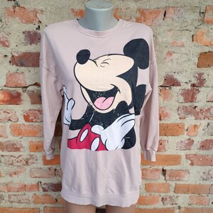 90s Vintage Disney women&#39;s pastel pink oversized sweatshirt with Mickey Mouse print. Size M-L. 100% cotton.