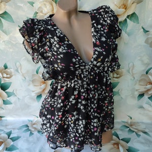 90s Vintage Women Black Floral Ruffle Top/Blouse V-Neck Short Sleeve. Size XS-S.