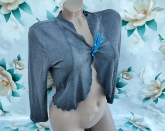 90s Vintage women's gray ruffle cropped bolero half sleeve. Size S-M.