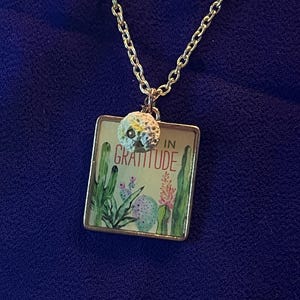 Gratitud - Collar con dije de flor de cactus