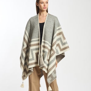 Capa 100% baby alpaca,poncho jacquard con pompones,envoltura clásica de mujer,capa de invierno,capa multicolor de punto,capa hecho a mano