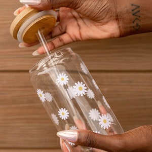 Daisy Glass Cup – Iced Coffee Beer Can Glass with Straw & Lid – Cute Floral Tumbler, Summer Drinkware, Coffee Lover Gift
