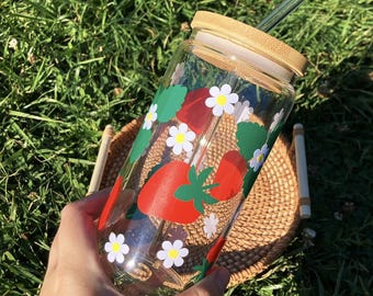 Vaso de fresa: Vaso de cerveza con café helado, pajita y tapa