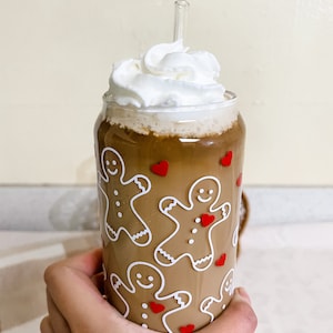 Gingerbread Man Glass Cup – Christmas Iced Coffee Beer Can Glass with Straw & Lid – Holiday Tumbler, Festive Drinkware, Coffee Gift