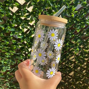 Daisy Glass Iced Coffee Cup: Floral Tumbler with Straw & Lid