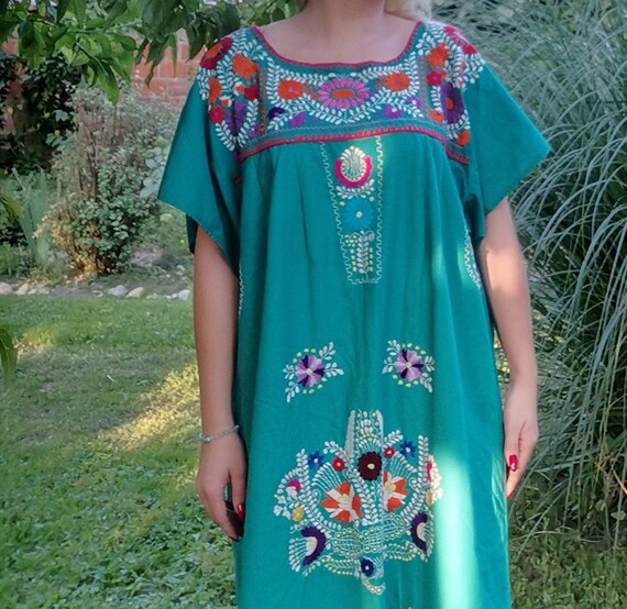 1970s 1980s Vintage Mexican embroidered dress / bo