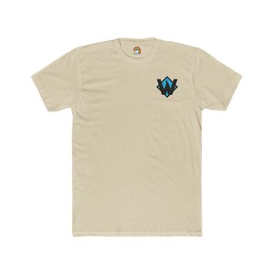 Könnte beinhalten: Ein beigefarbenes T-Shirt mit kurzen Ärmeln und einem blauen und schwarzen Logo auf der linken Brust. Das Logo ist ein stilisierter Buchstabe W in einem Diamanten.