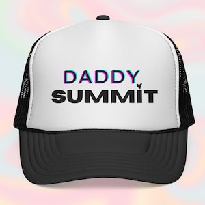Op de afbeelding: Zwarte en witte truckerpet met de tekst "DADDY SUMMIT" in een vetgedrukte lettertype met een 3D-effect. De pet heeft een zwarte klep en mesh achterkant, en een wit voorpaneel.