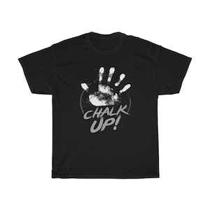 Puede incluir: Camiseta negra con una huella de mano blanca y el texto "CHALK UP!" en blanco con una fuente desgastada.