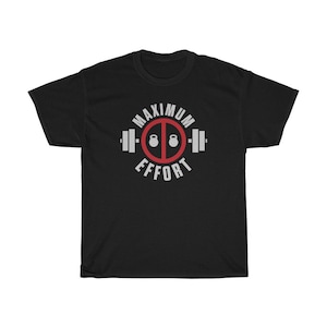 Könnte beinhalten: Schwarzes T-Shirt mit einem roten Kreis und weißem Text, der "Maximum Effort" sagt, mit einer Langhantel und zwei Kettlebells im Kreis.