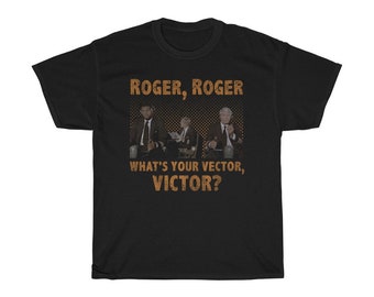 以下が含まれることがあります： 3人のスーツを着た男性のグラフィックと「Roger, Roger What's your vector, Victor?」というテキストがプリントされた黒いTシャツ