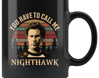 Może przedstawiać: Czarny ceramiczny kubek z napisem "YOU HAVE TO CALL ME NIGHTHAWK" w stylu retro. Projekt zawiera portret mężczyzny i zachód słońca z drzewami.