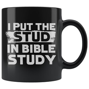 Puede incluir: Taza de café negra con texto blanco que dice "I put the stud in bible study".